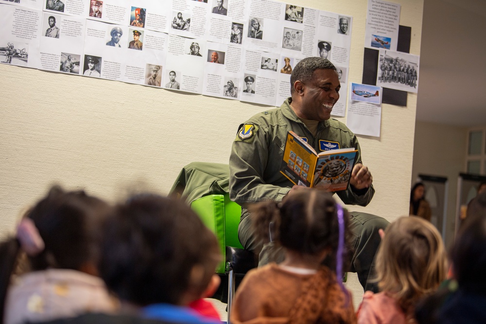 86 AW commander reads to RAB children