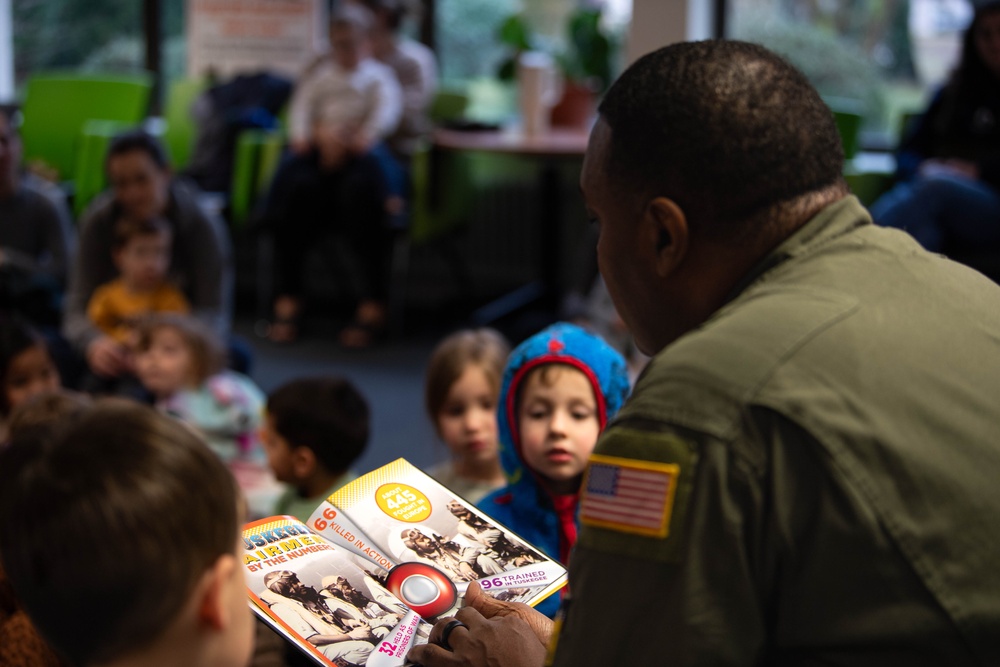 86 AW commander reads to RAB children