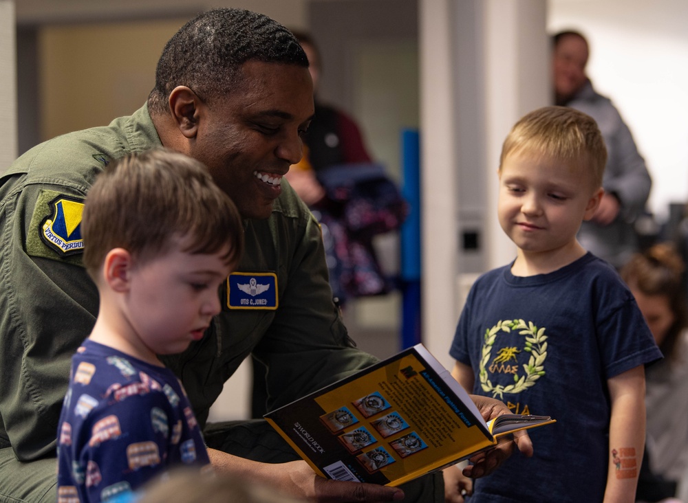 86 AW commander reads to RAB children