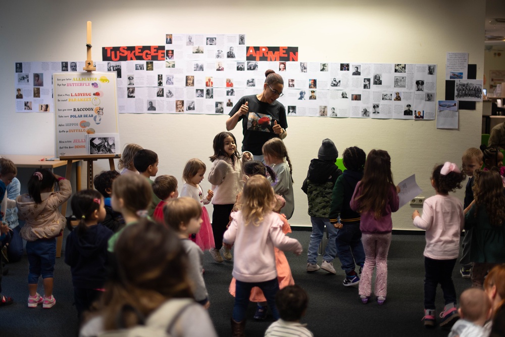 86 AW commander reads to RAB children