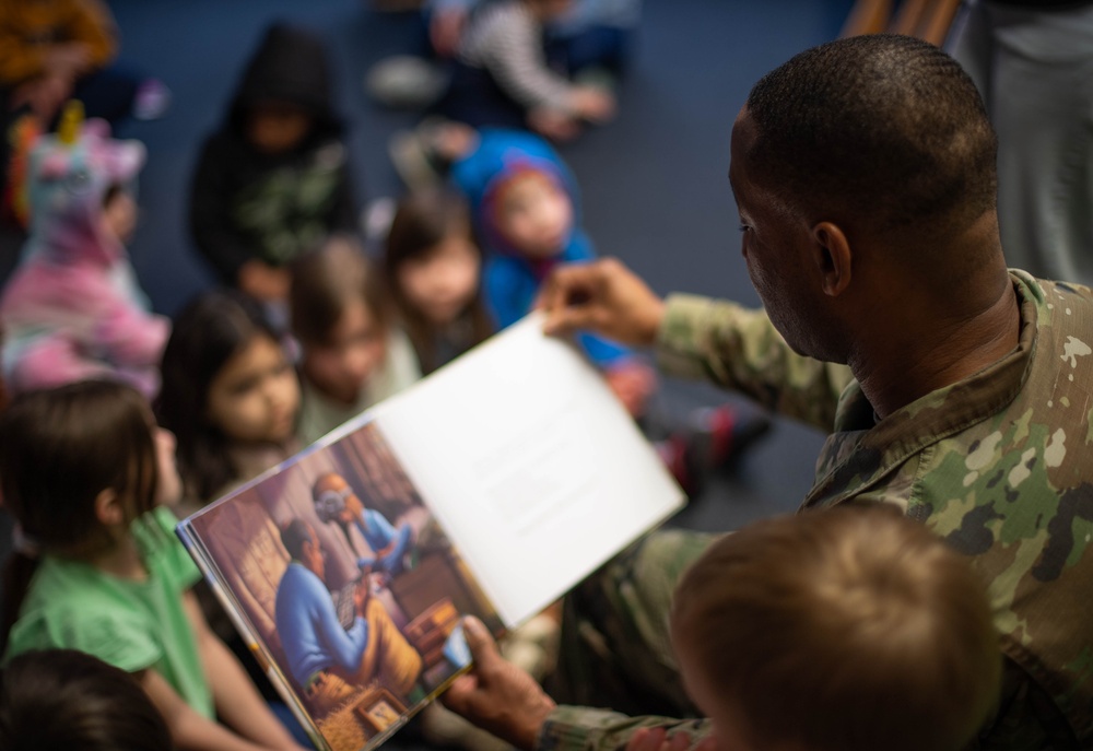 86 AW commander reads to RAB children