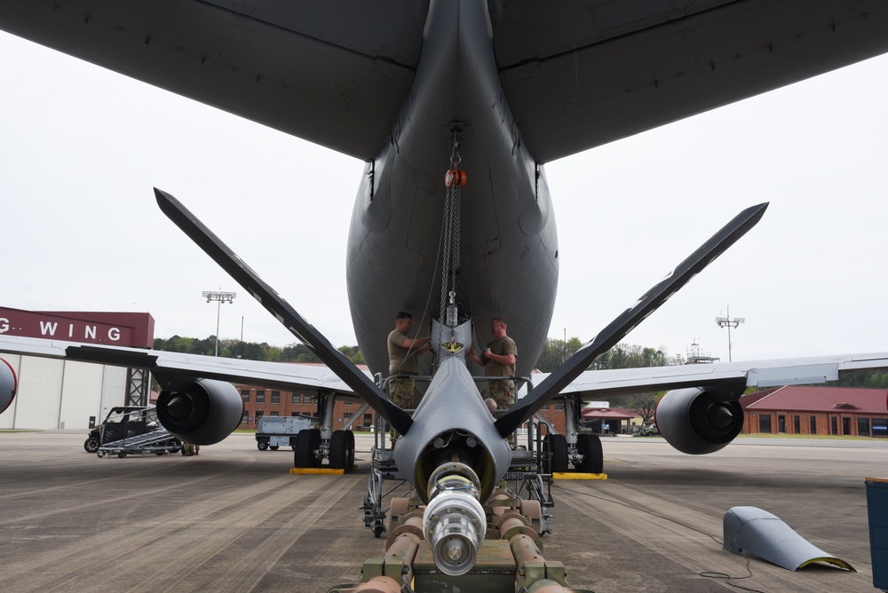 Disconnecting a KC-135 Boom