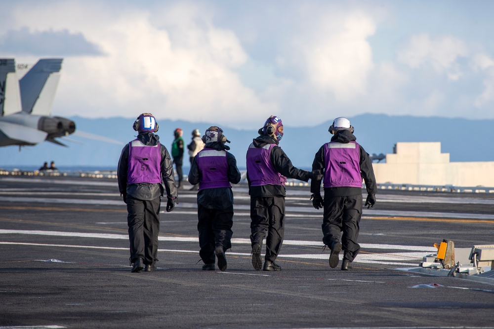 Abraham Lincoln conducts training exercise