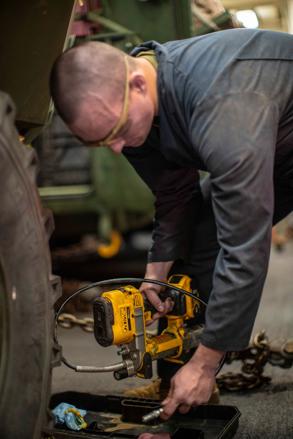 BLT 1/5 Performs Vehicle Maintenance aboard USS Somerset