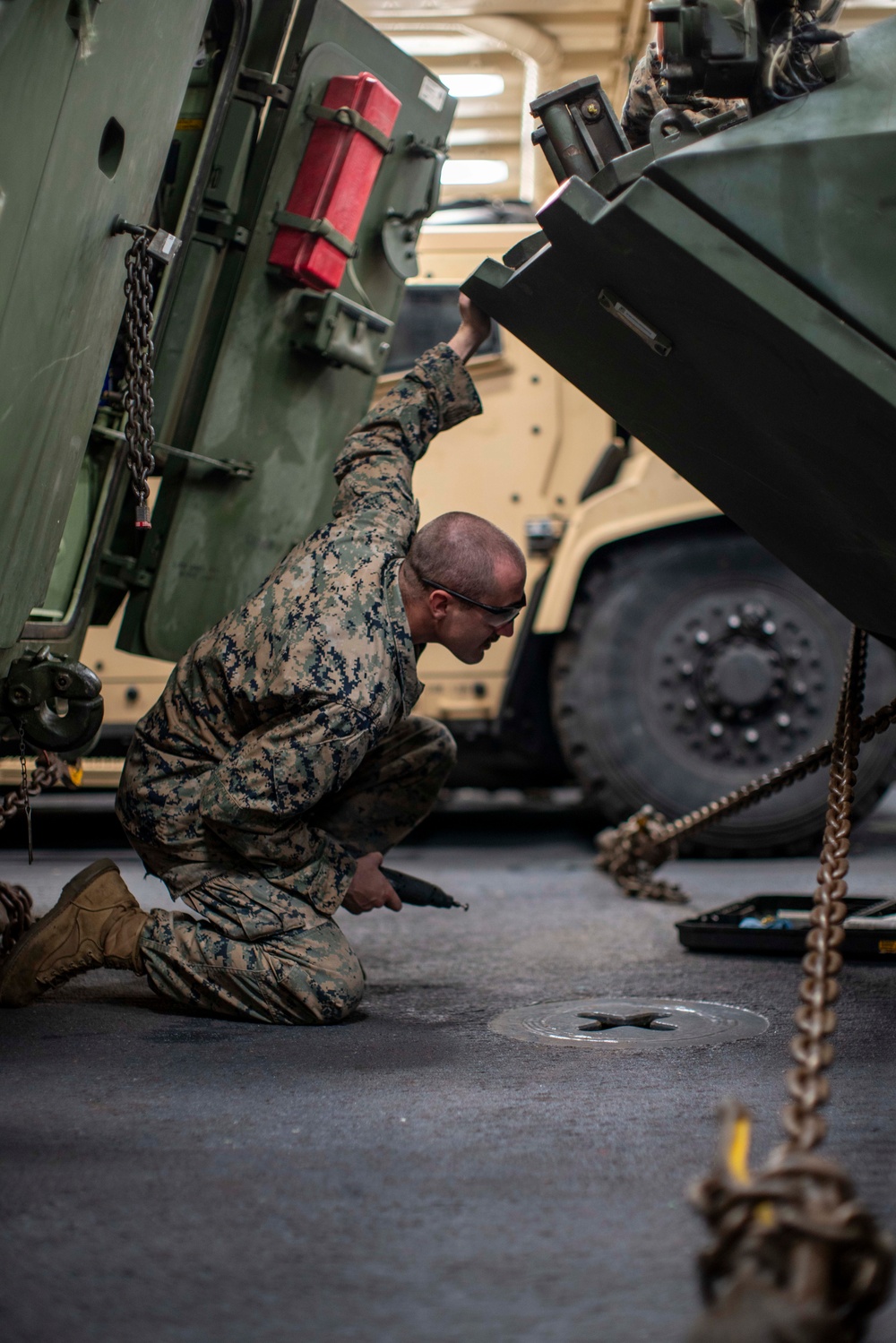BLT 1/5 Performs Vehicle Maintenance aboard USS Somerset