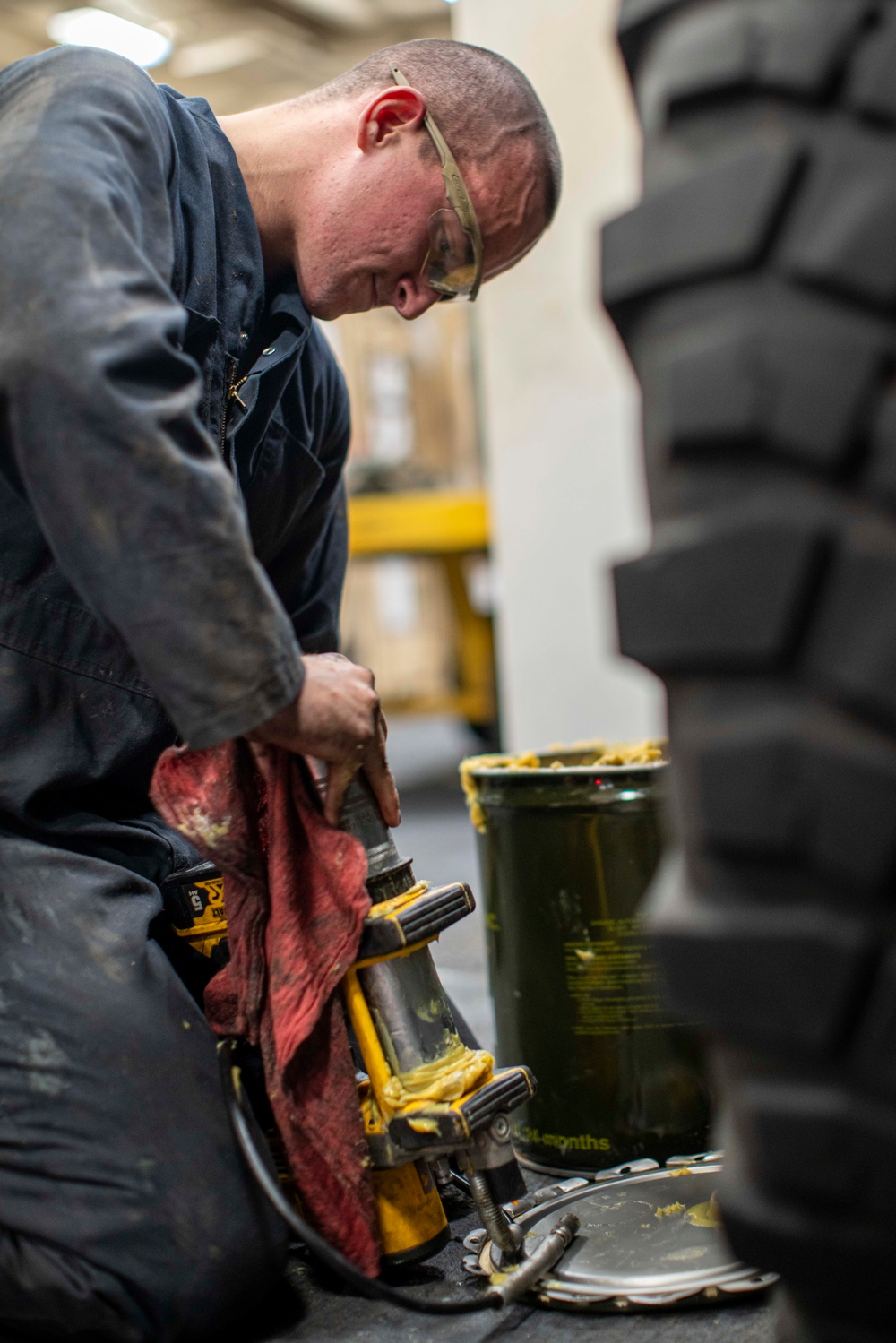 BLT 1/5 Performs Vehicle Maintenance aboard USS Somerset