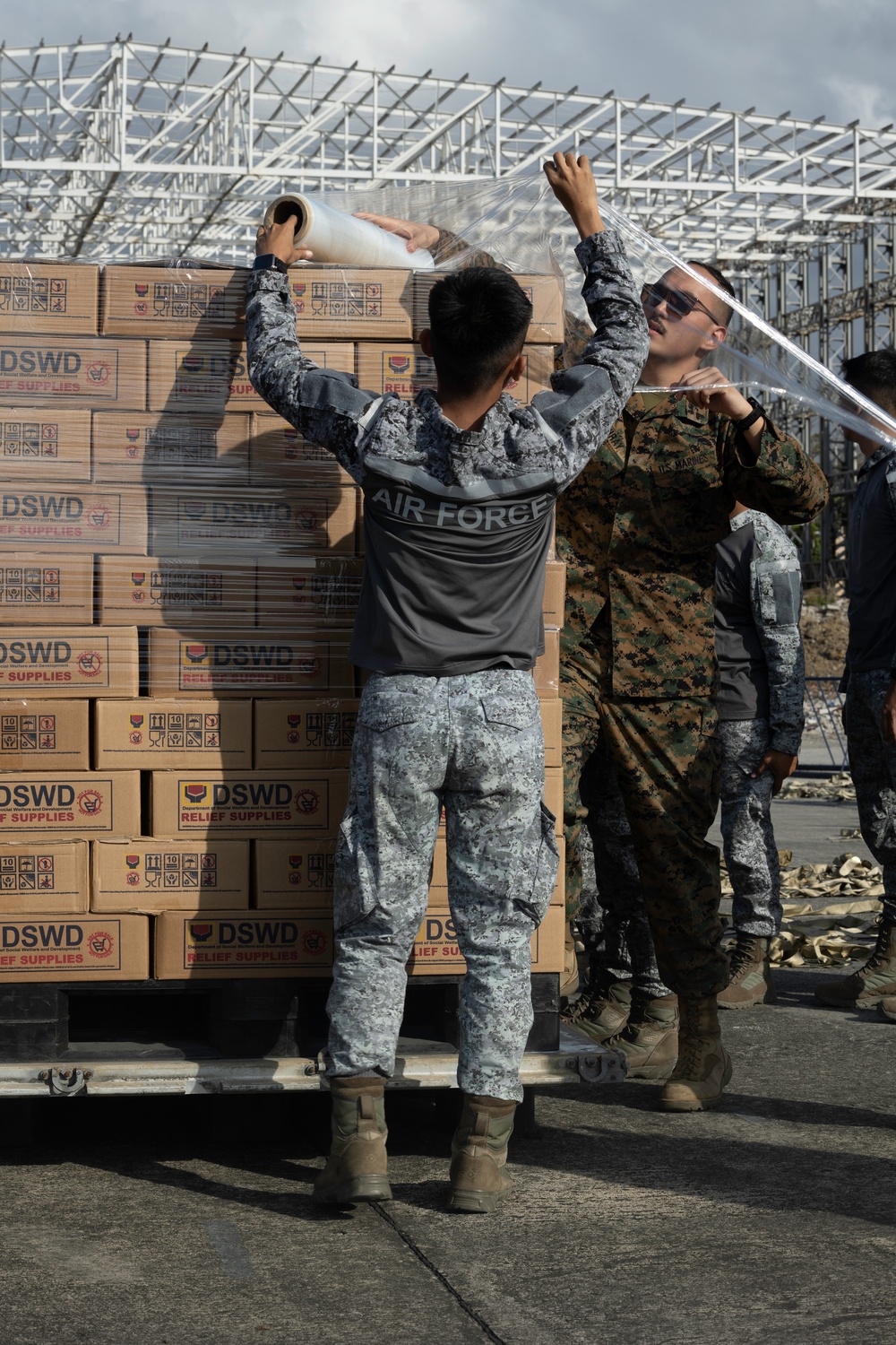 U.S. Marines Continue To Support Mindanao Relief Efforts Alongside Philippine Allies
