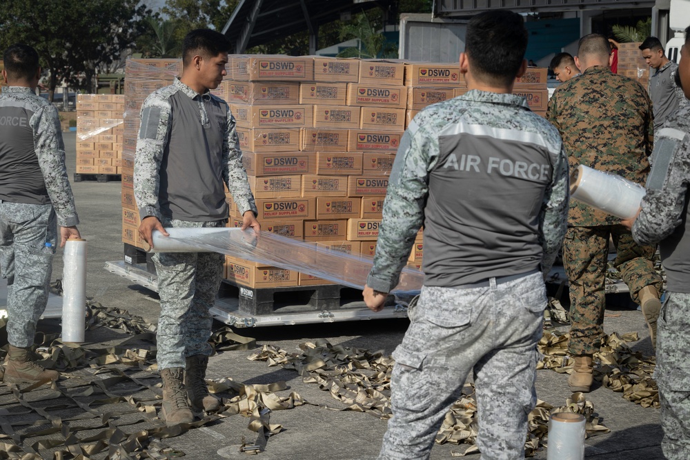 U.S. Marines Continue To Support Mindanao Relief Efforts Alongside Philippine Allies