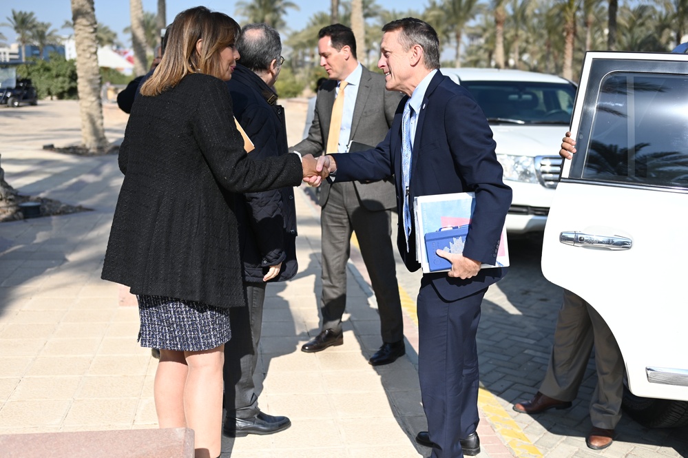 USAID ME SDAA Andrew Plitt shakes hands with Dina Adley, American University in Cairo (AUC) Associate Provost for Sponsored Programs at the university’s entrance, February 5, 2024.