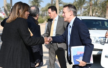 USAID ME SDAA Andrew Plitt shakes hands with Dina Adley, American University in Cairo (AUC) Associate Provost for Sponsored Programs at the university’s entrance, February 5, 2024.