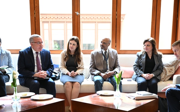 USAID ME SDAA Andrew Plitt (far right) meets with chiefs of parties of USAID programs at AUC on February 5, 2024, to discuss USAID programs implemented by AUC.