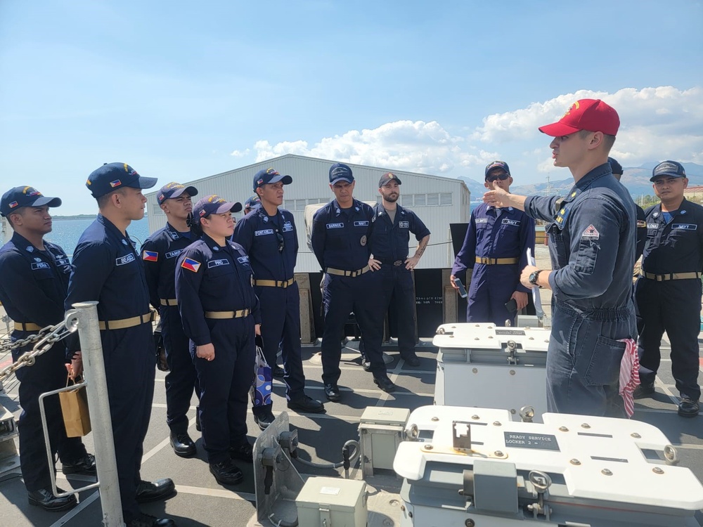 USS Manchester (LCS 14) hosts Philippine Navy Sailors