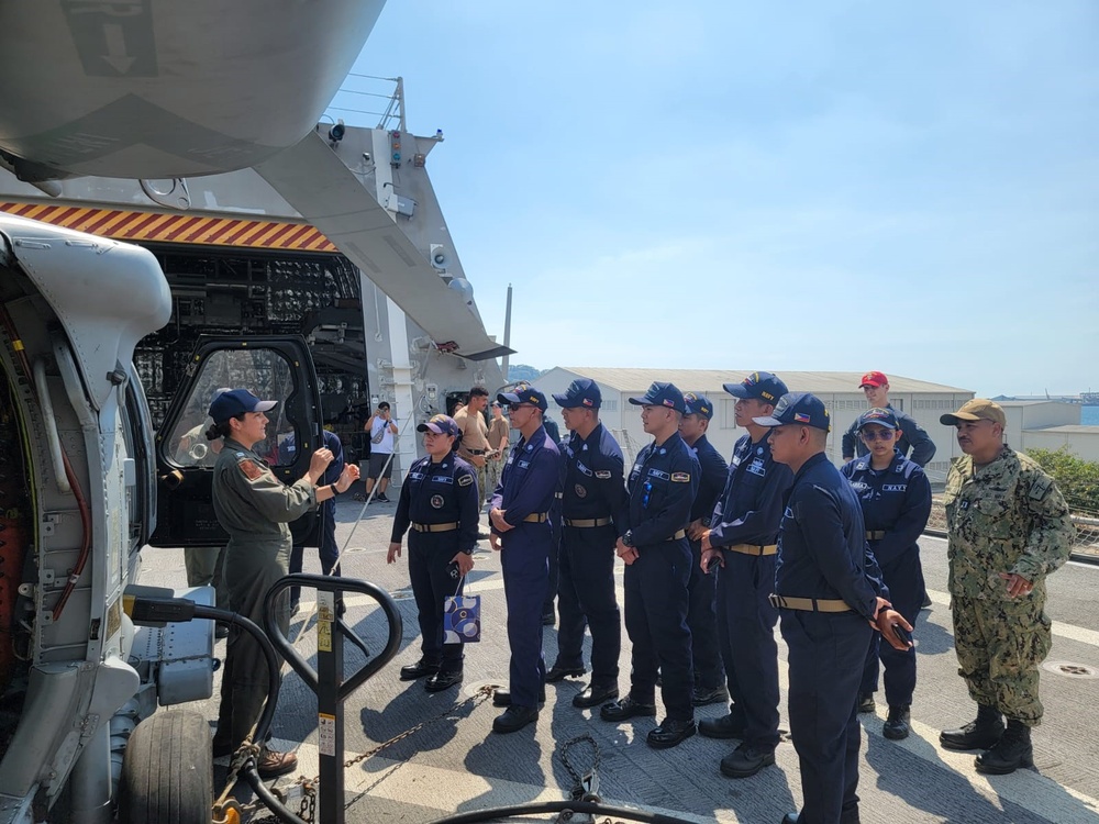 USS Manchester (LCS 14) hosts Philippine Navy Sailors