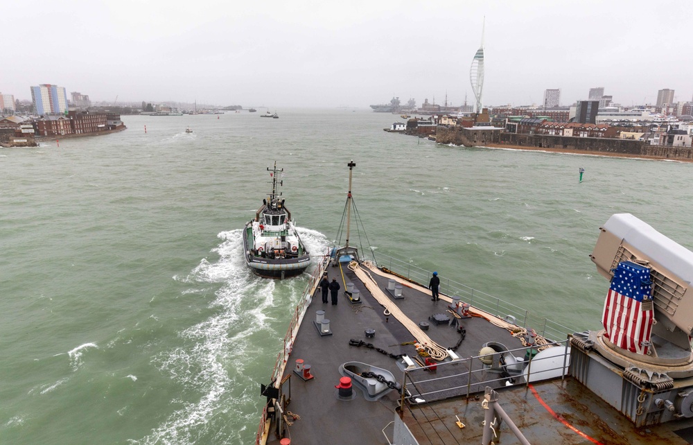 USS Gunston Hall Arrives in Portsmouth, United Kingdom