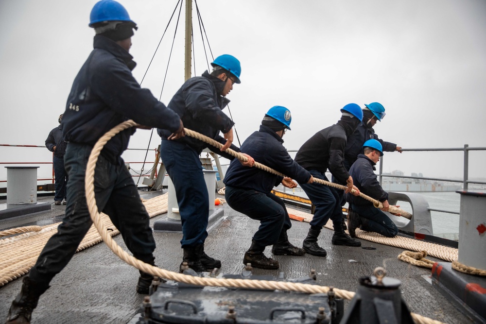 USS Gunston Hall Arrives in Portsmouth, United Kingdom