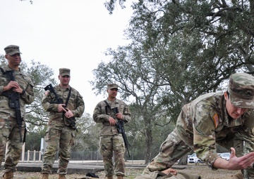 CA medic provides first aid class to Best Squad competitors