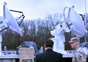 SPACECOM commander visits Army space command