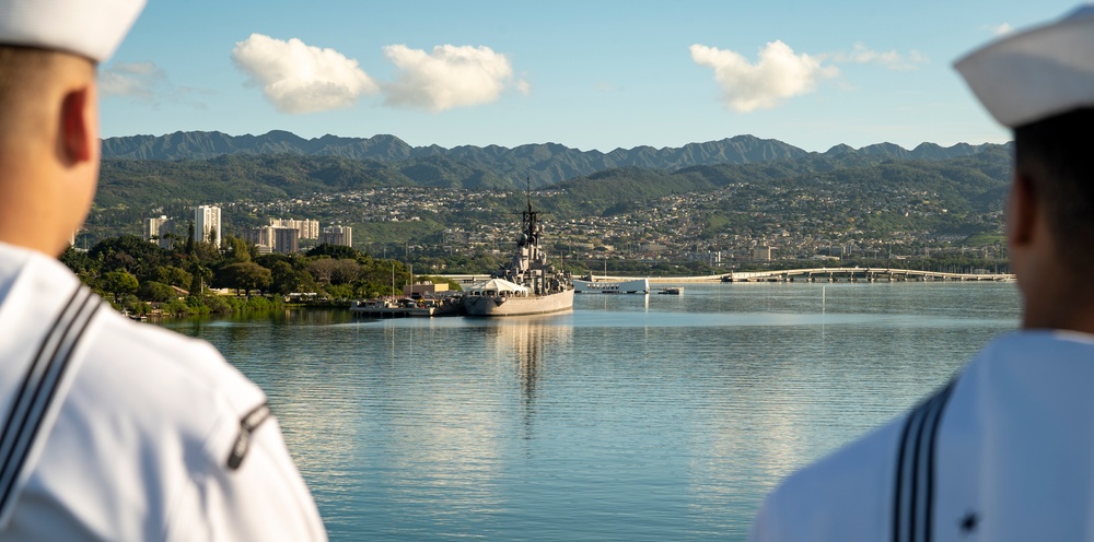 USS Carl Vinson (CVN 70) Pulls into Pearl Harbor for a Scheduled Port Visit