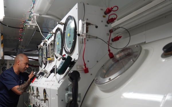 Shipyard Dive Locker Uses Chamber to Treat Hearing Loss