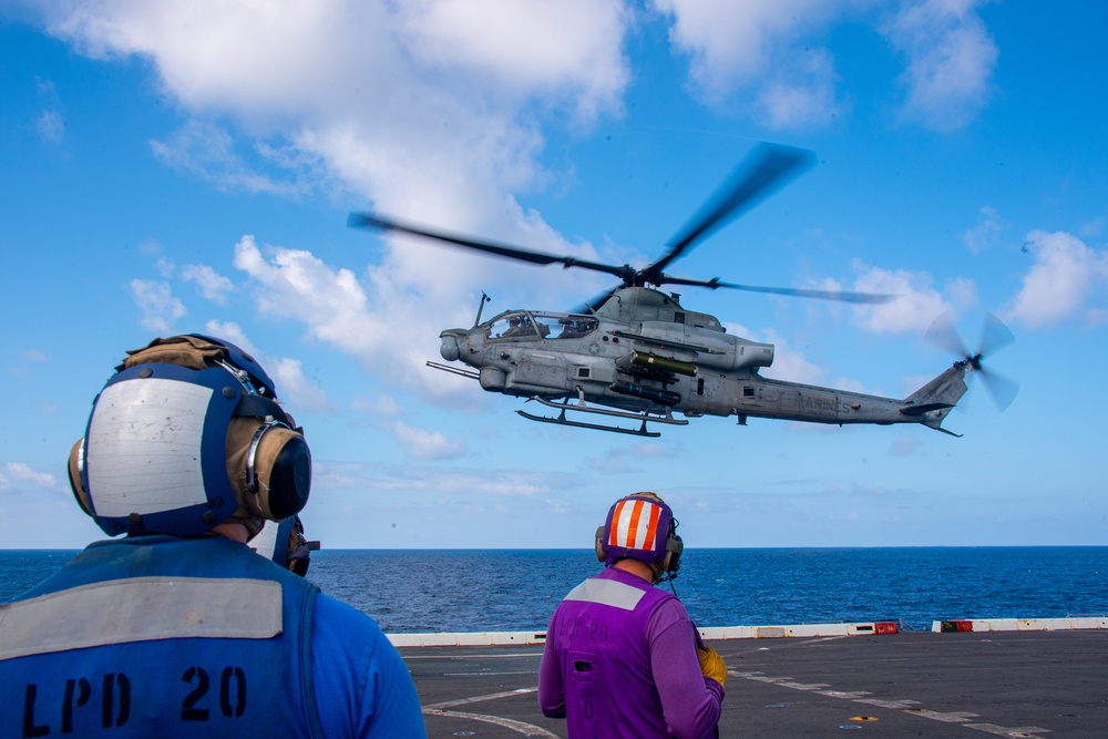 USS Green Bay (LPD 20) Conducts Flight Operations