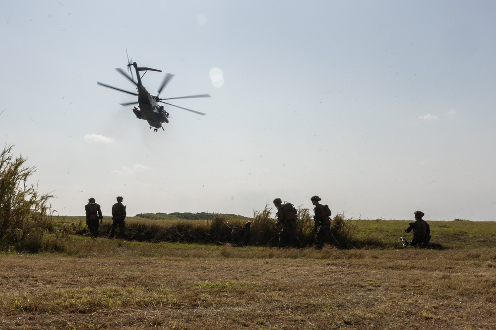 Battalion Landing Team 1/1 conducts helo raid exercise