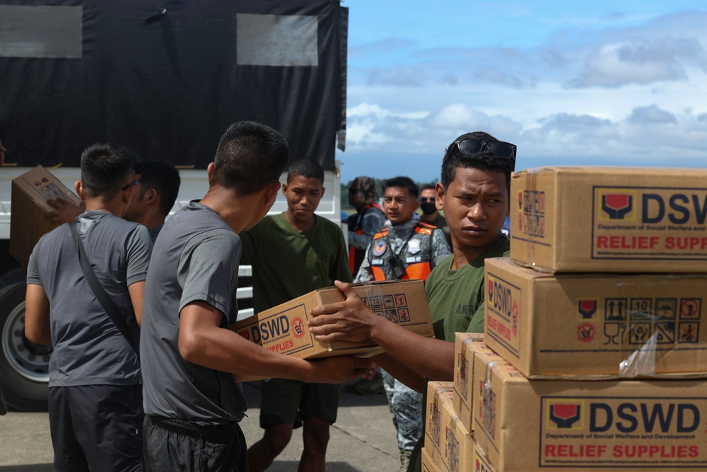 U.S. Marines Continue To Support Mindanao Relief Efforts Alongside Philippine Allies