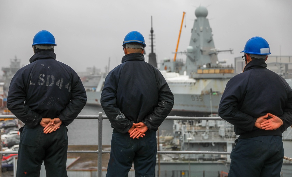 USS Gunston Hall (LSD 44) Departs Portsmouth, United Kingdom