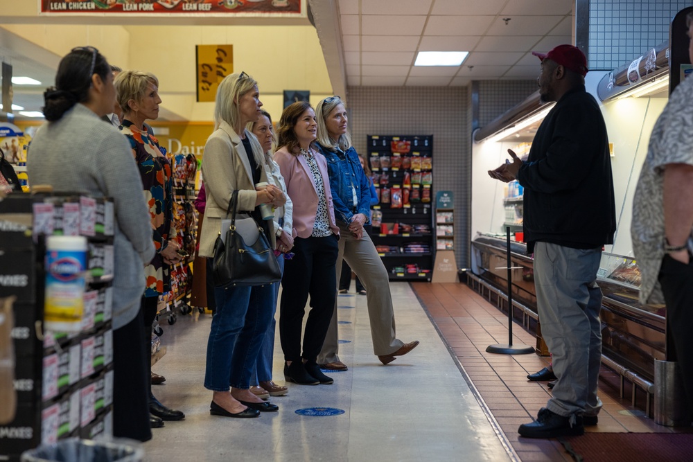 III MEF, MCIPAC general officers' spouses learn about Camp Foster services, estbalishments during family support tour