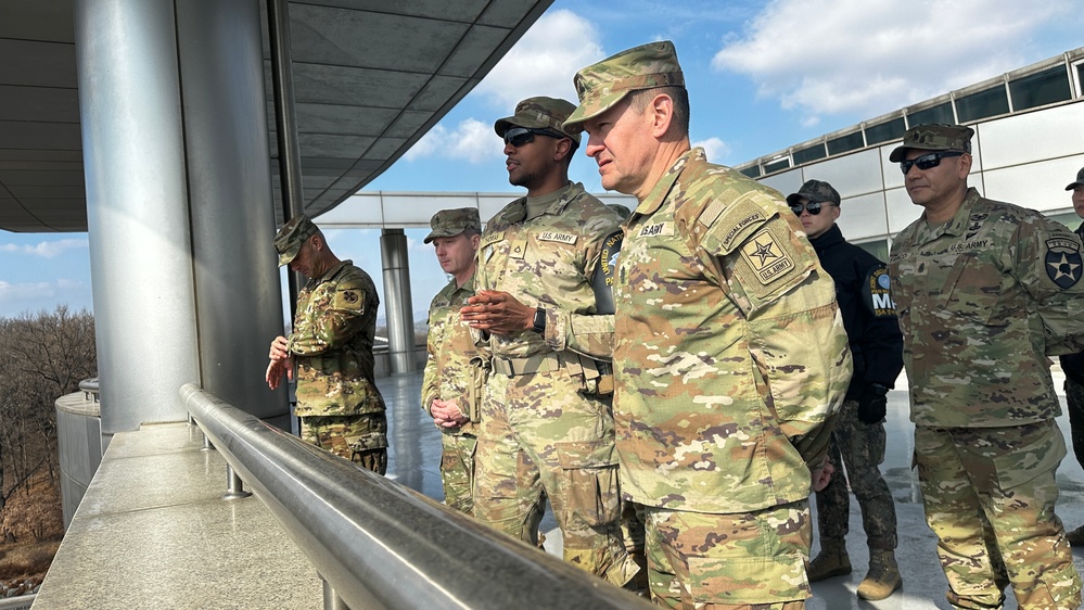 SMA Weimer visits units in South Korea