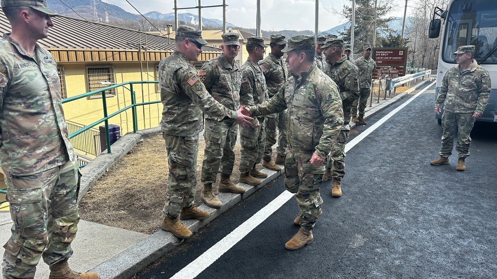 SMA Weimer visits units in South Korea