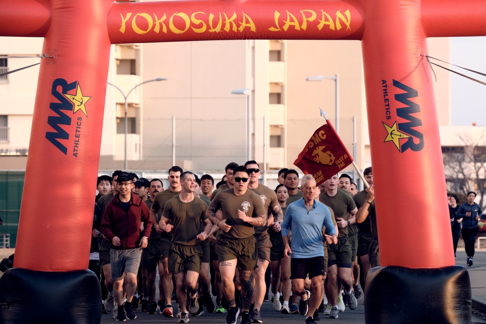 U.S. Ambassador to Japan Runs 5K in Yokosuka