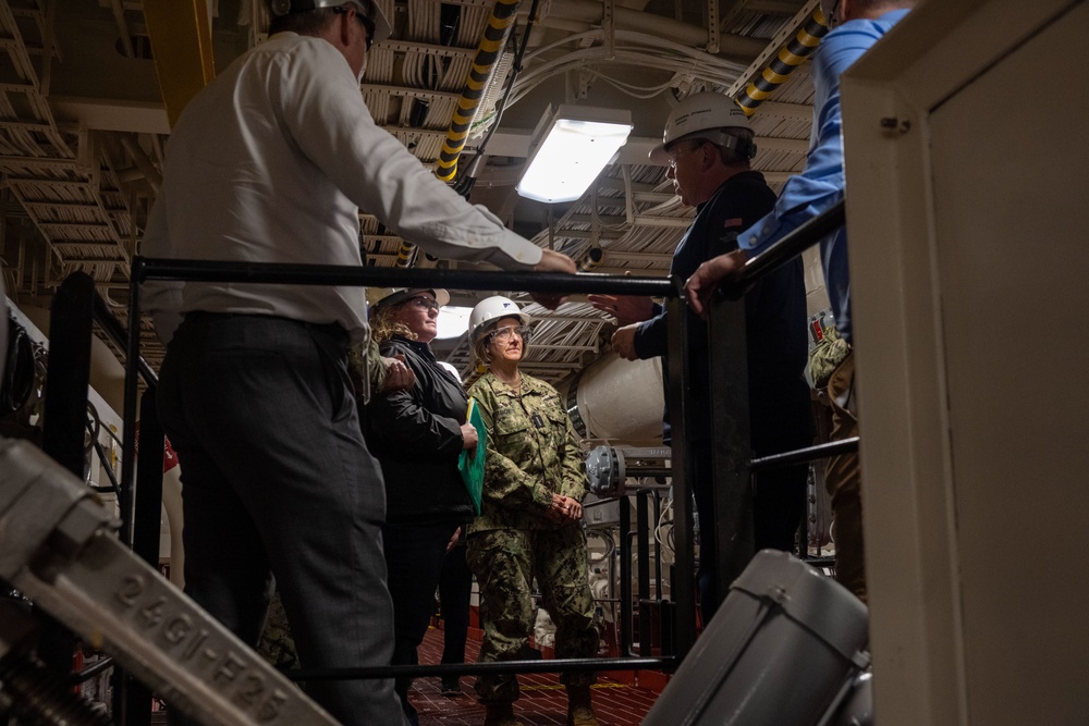 CNO Tours USS Anchorage and USNS Earl Warren