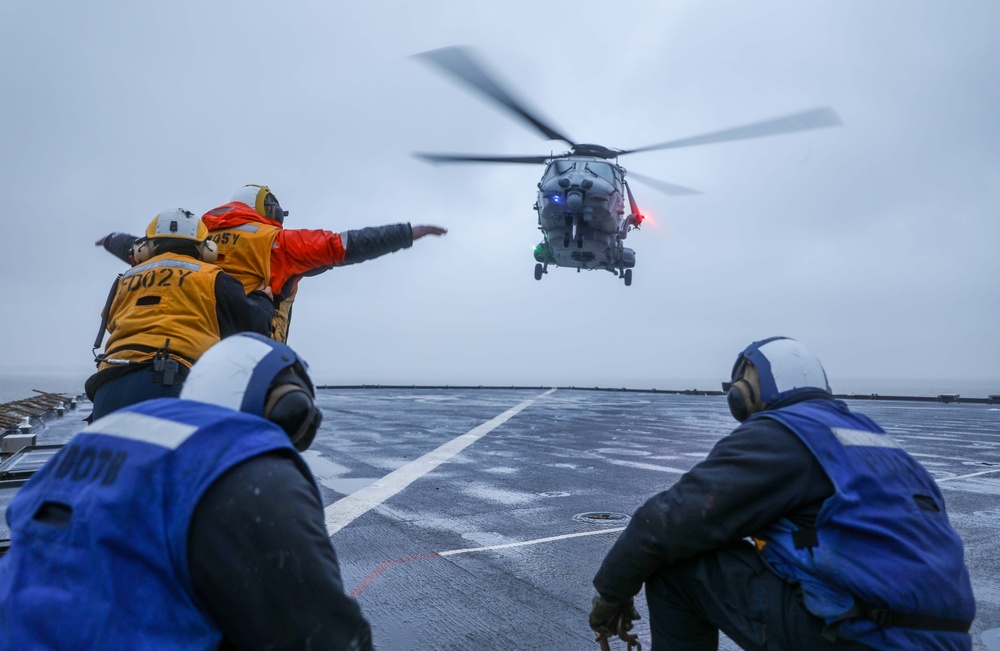 USS Gunston Hall Conducts Flight Quarters