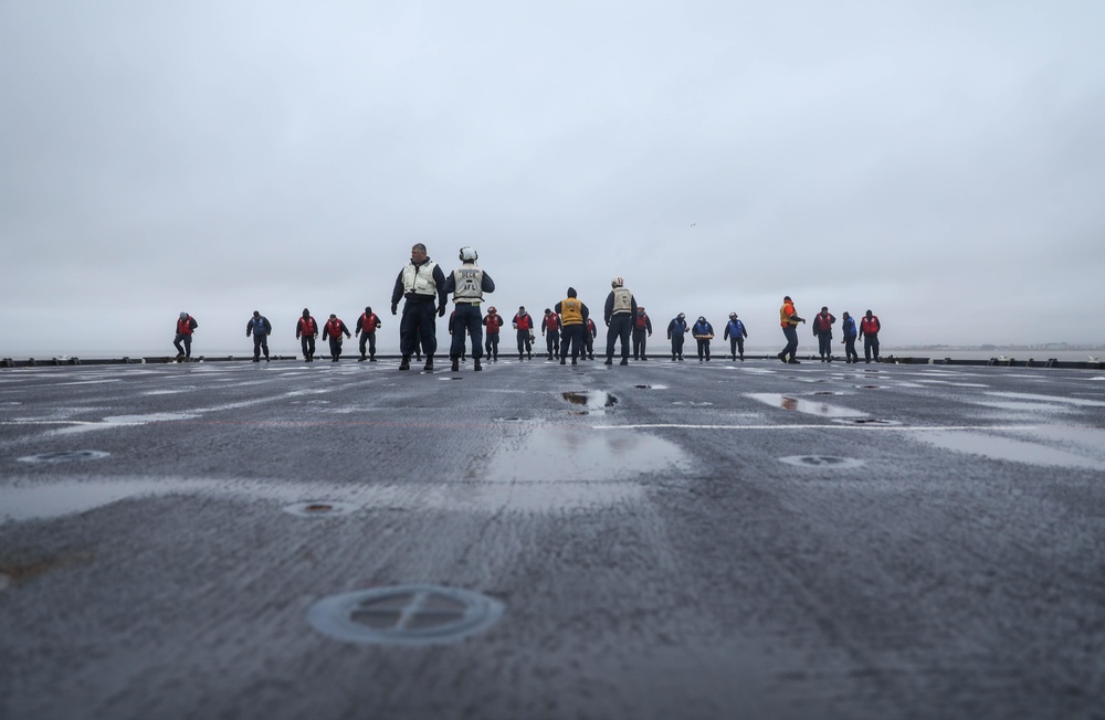 USS Gunston Hall Conducts Flight Quarters