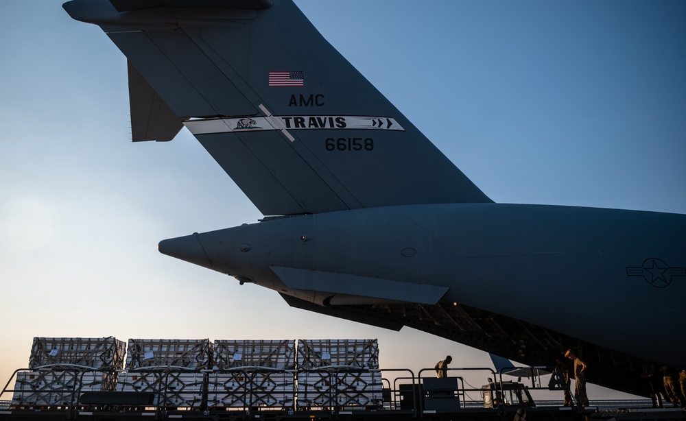 Airmen load cargo on C-17 Globemaster III