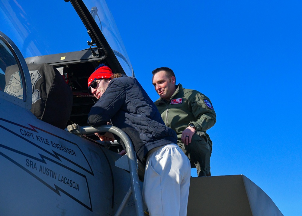104th Fighter Wing hosts Springfield Thunderbirds for base tour