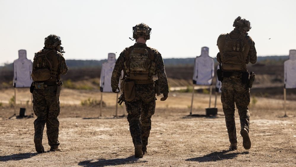 24th MEU MSPF Marines Conduct MAAWS and Small Arms Range