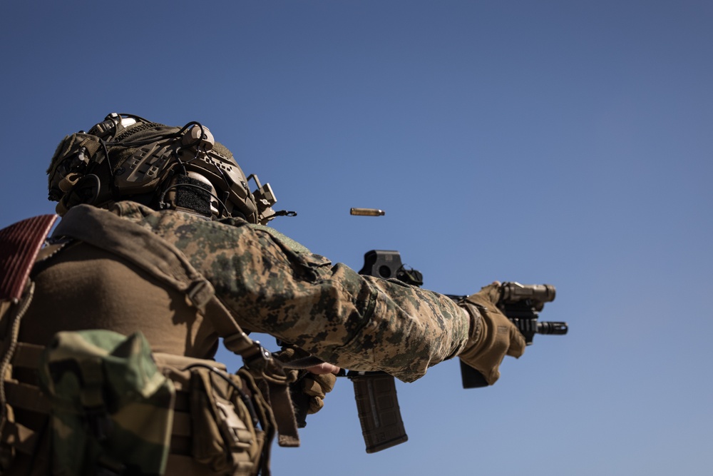 24th MEU MSPF Marines Conduct MAAWS and Small Arms Range