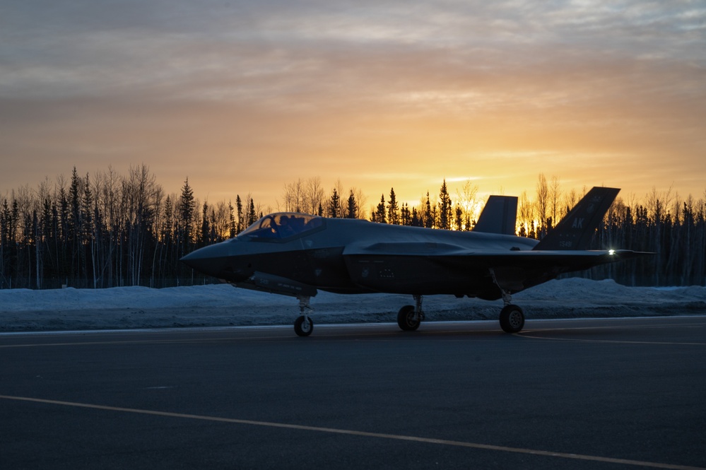 355th AFE prepare aircrew for takeoff