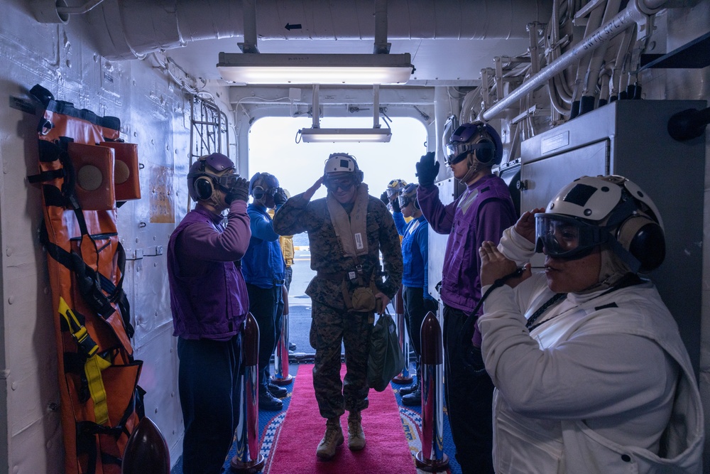 1st MAW Commanding General visits USS America