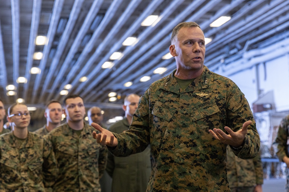 1st MAW Commanding General visits USS America