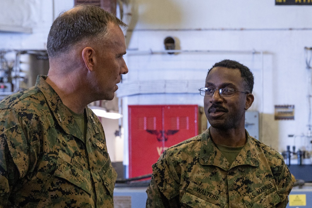 1st MAW Commanding General visits USS America