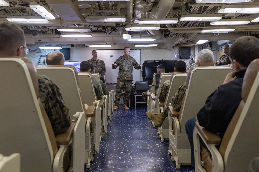 1st MAW Commanding General visits USS America