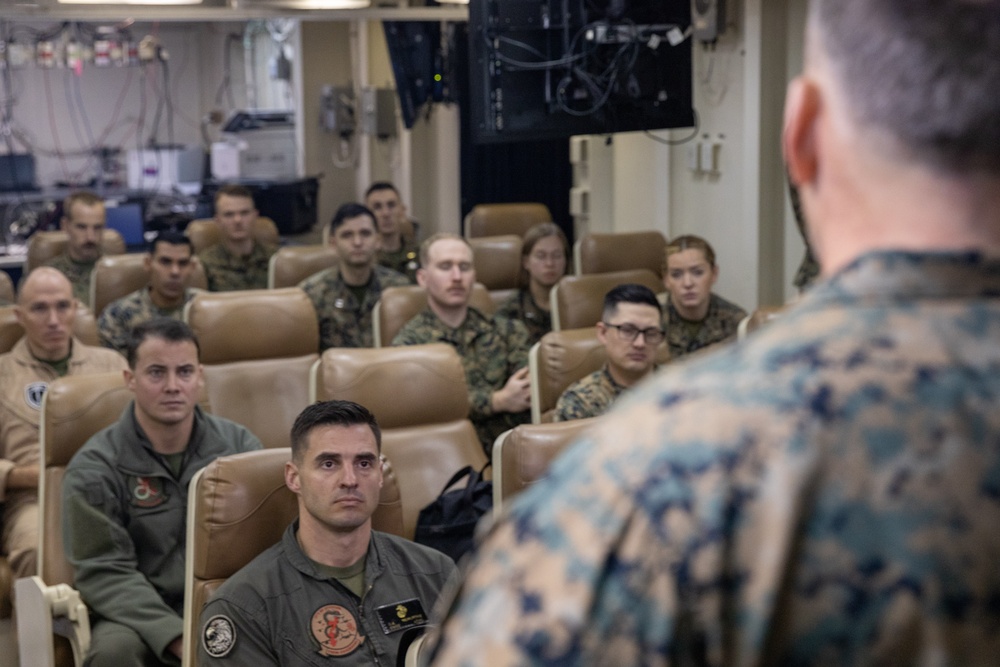 1st MAW Commanding General visits USS America