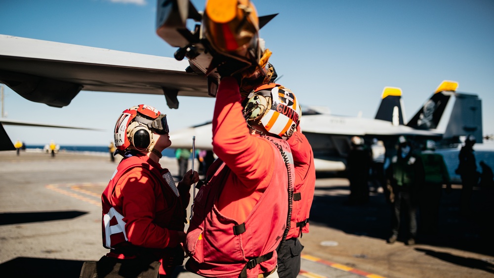 George Washington Conducts Carrier Qualifications