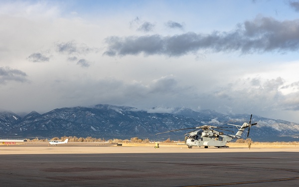 MARFORCOM Visits HMH-461