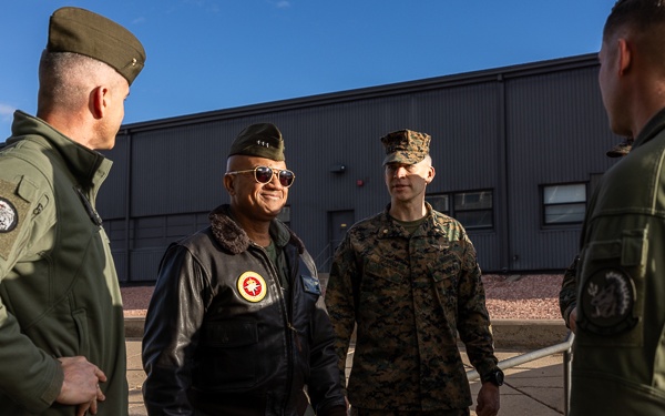 MARFORCOM Visits HMH-461