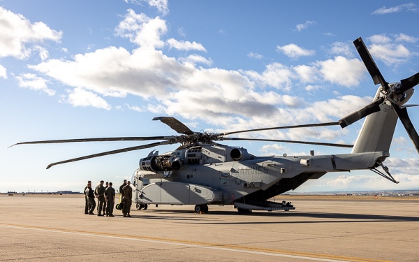 MARFORCOM Visits HMH-461