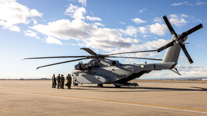 MARFORCOM Visits HMH-461