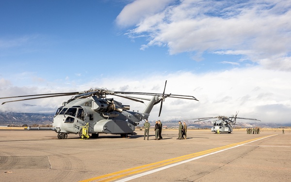 MARFORCOM Visits HMH-461
